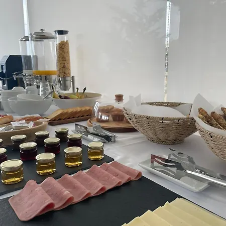 Helen's Seaside Hotell 3*