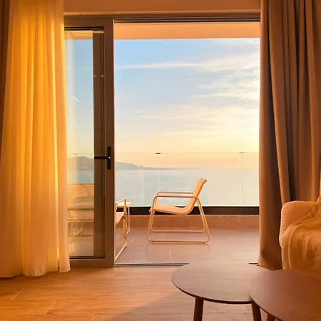 Helen's Seaside 3*