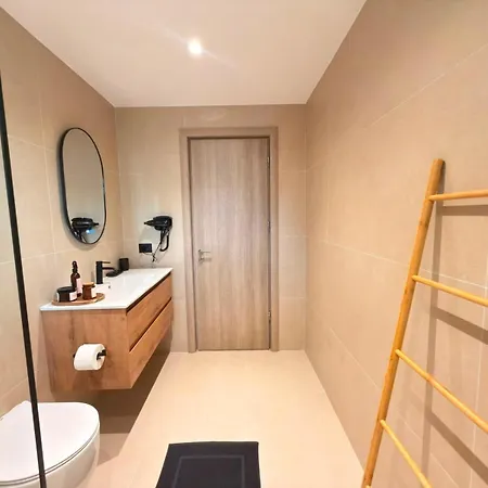 Helen's Seaside 3*